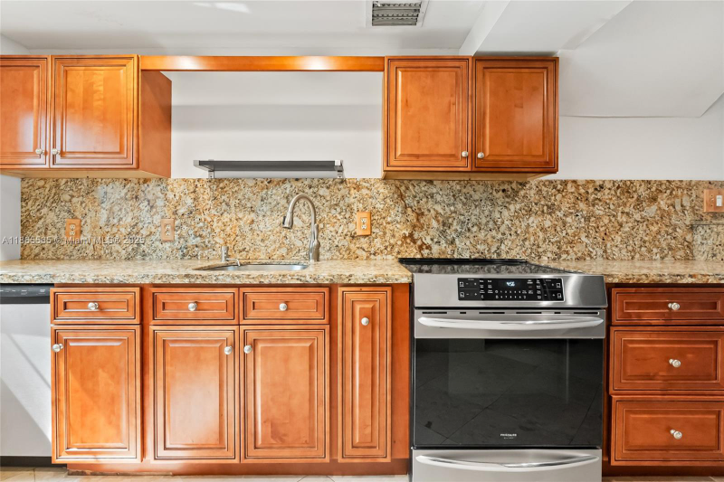 2530 Okeechobee Ln - Photo 3 of 20