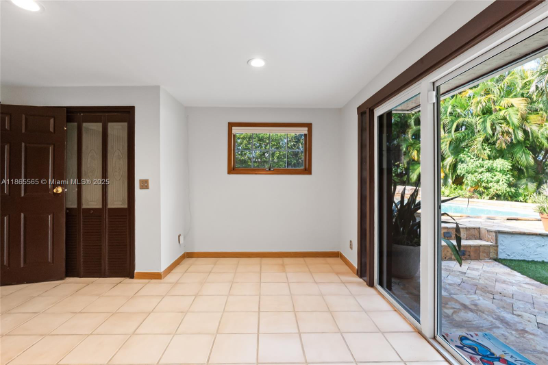 2530 Okeechobee Ln - Photo 5 of 20