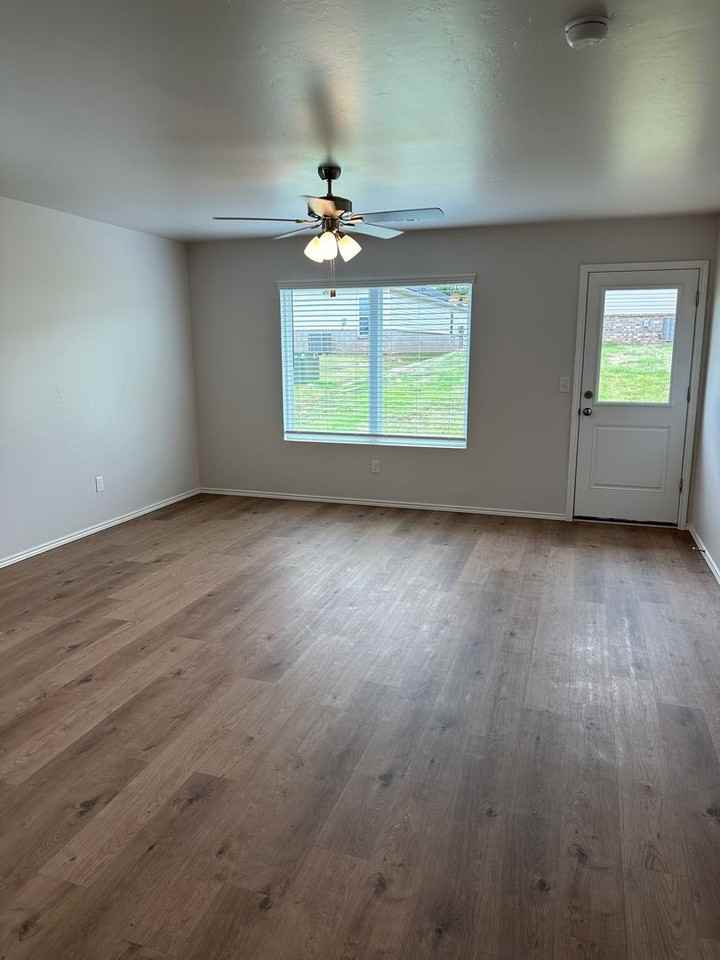 828 Ne 102nd Ter - Photo 5 of 19
