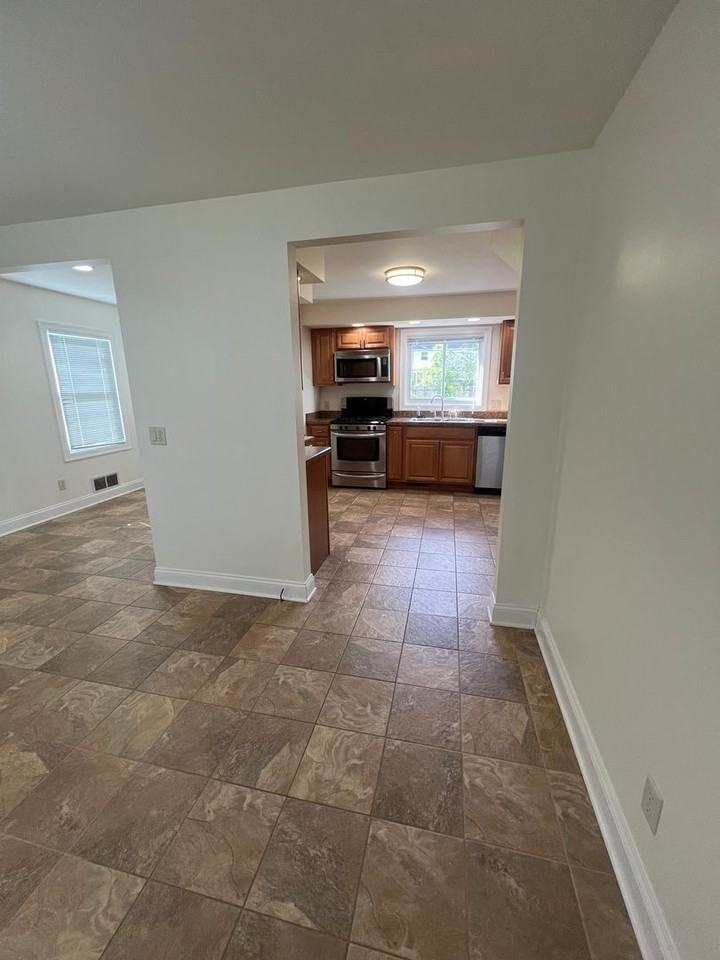 155 Lattimore Rd - Photo 3 of 22