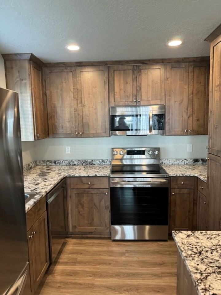 NEWER CONSTRUCTION IN TALENT; TRENTON SQUARE - Photo 4 of 39