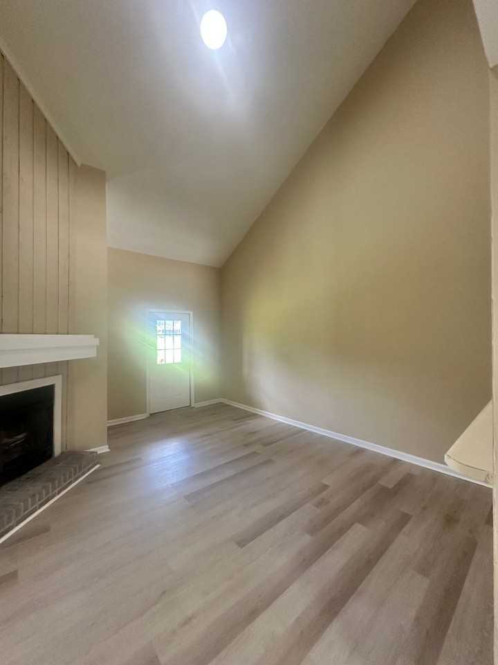 2738 Tyndall Dr - Photo 3 of 24