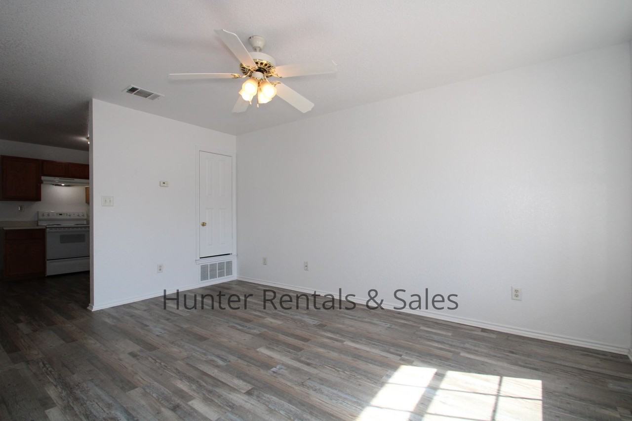 2809 Leroy Cir Apt B - Photo 3 of 17