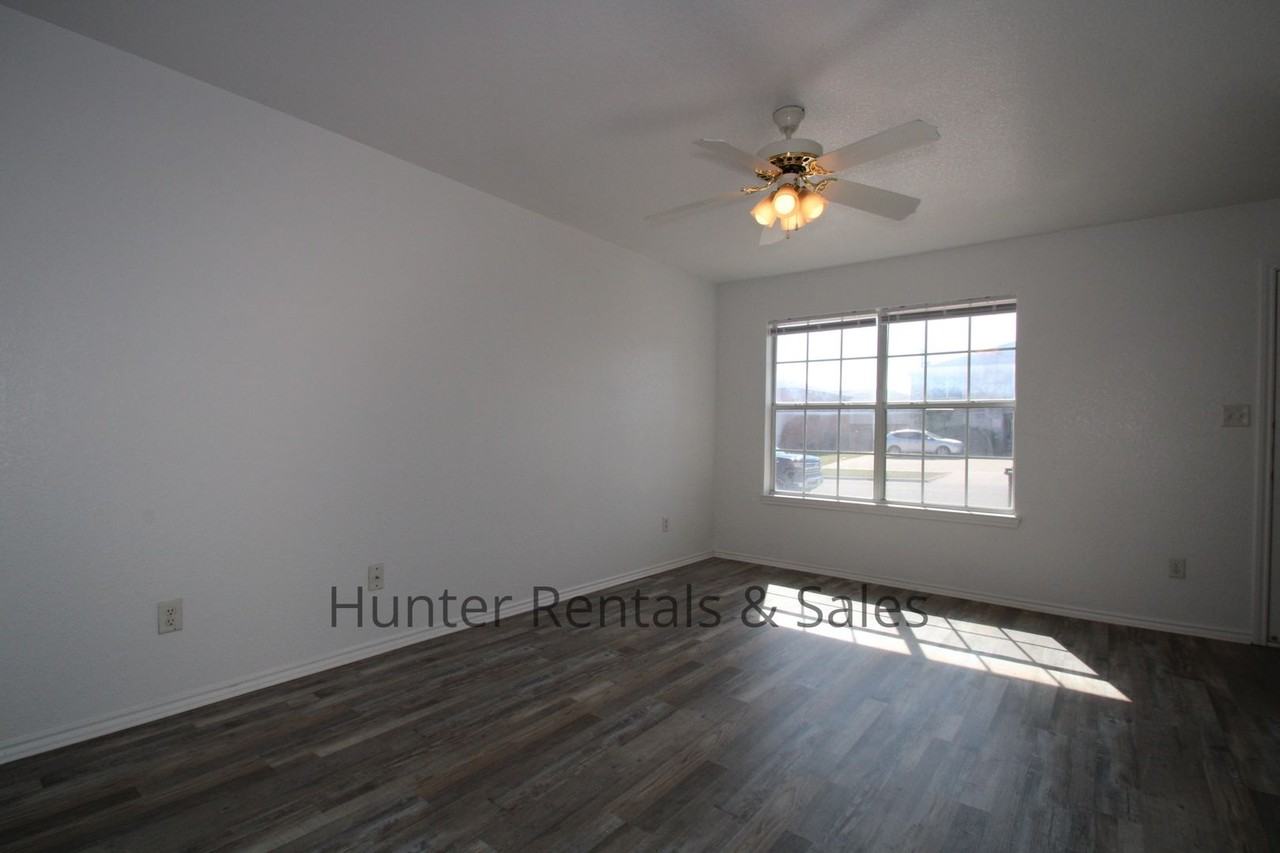 2809 Leroy Cir Apt B - Photo 4 of 17