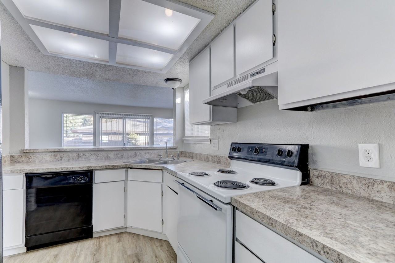 3 bed 1.5 bath duplex in Midwest City - Photo 5 of 14