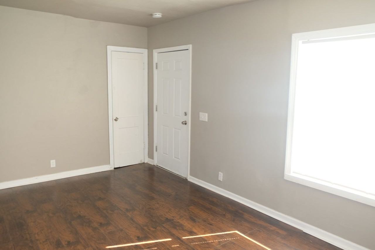 210 Rutledge St - Photo 4 of 10