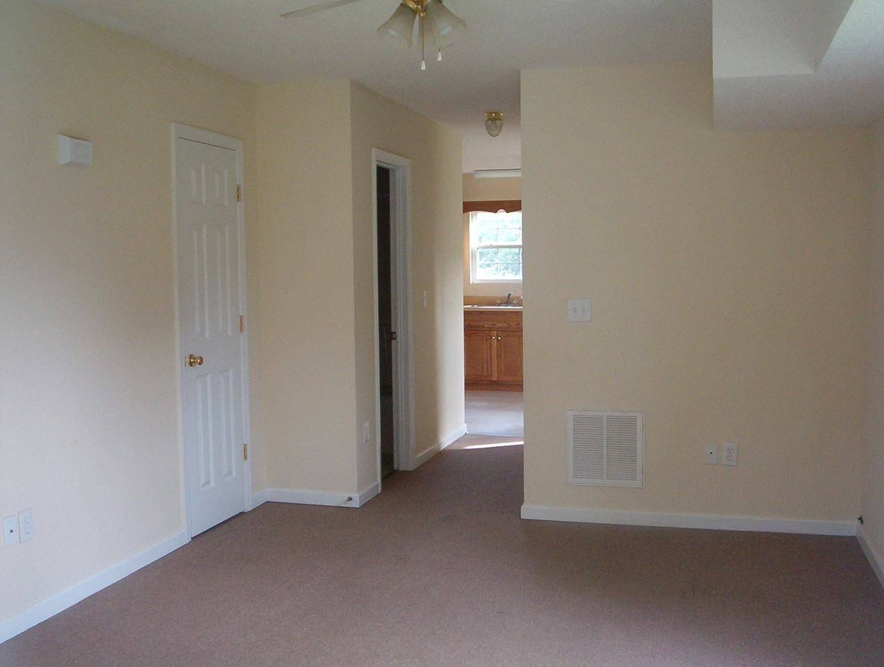 407 Dunstan Ln - Photo 4 of 14