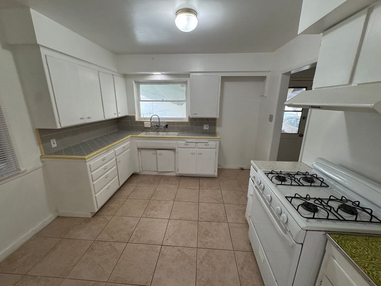 1316 S San Gabriel Blvd - Photo 2 of 6