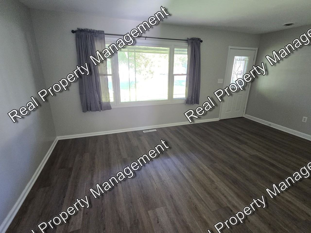 7707 Taft St - Photo 2 of 15