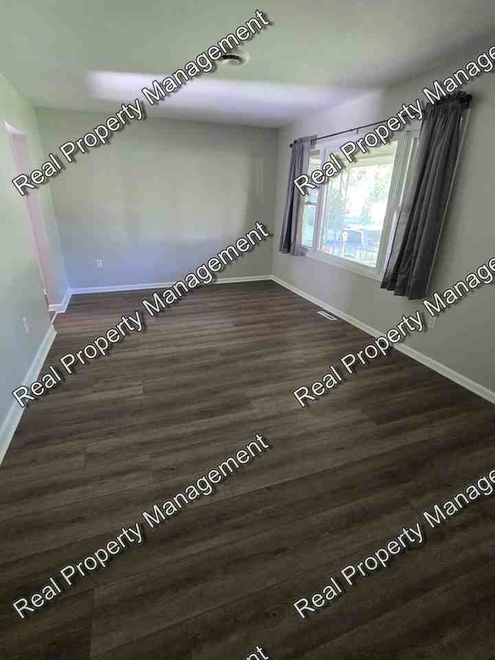 7707 Taft St - Photo 3 of 15