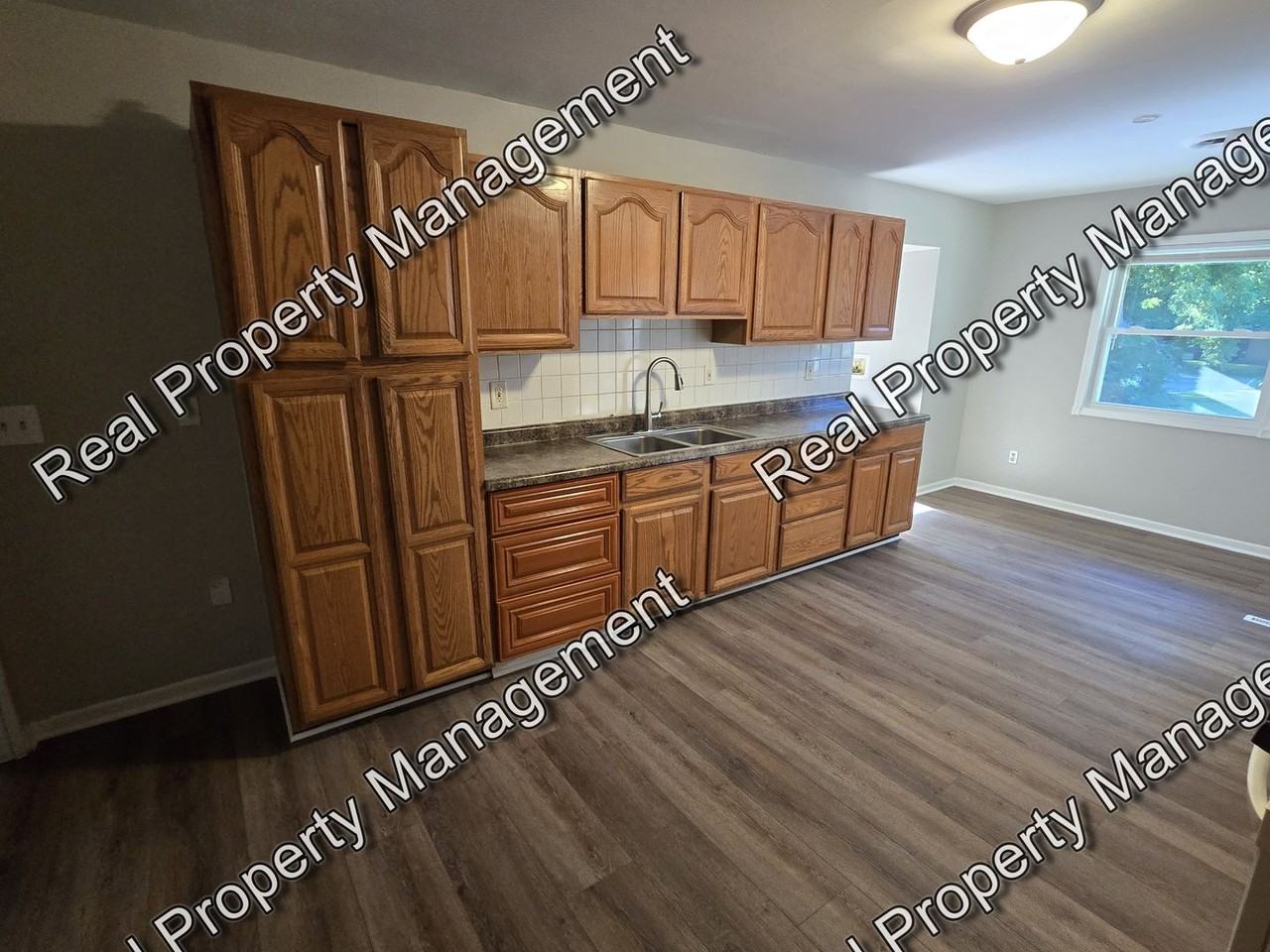 7707 Taft St - Photo 4 of 15