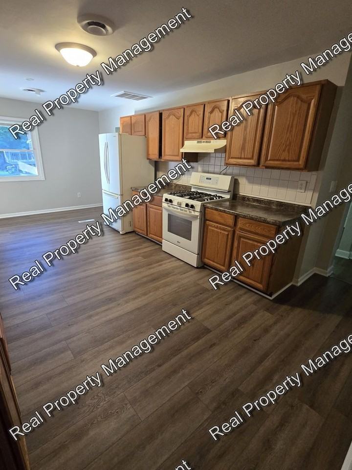 7707 Taft St - Photo 5 of 15