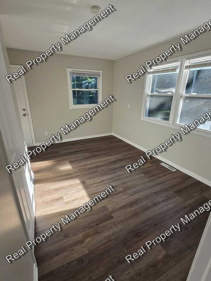 7707 Taft St - Photo 6 of 15