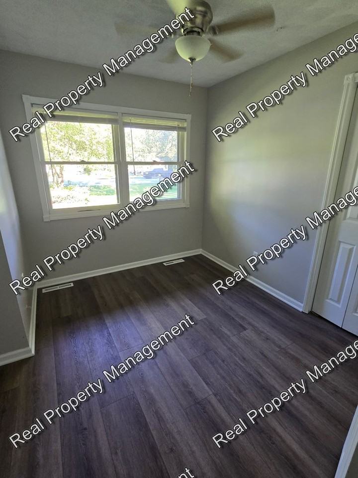 7707 Taft St - Photo 7 of 15