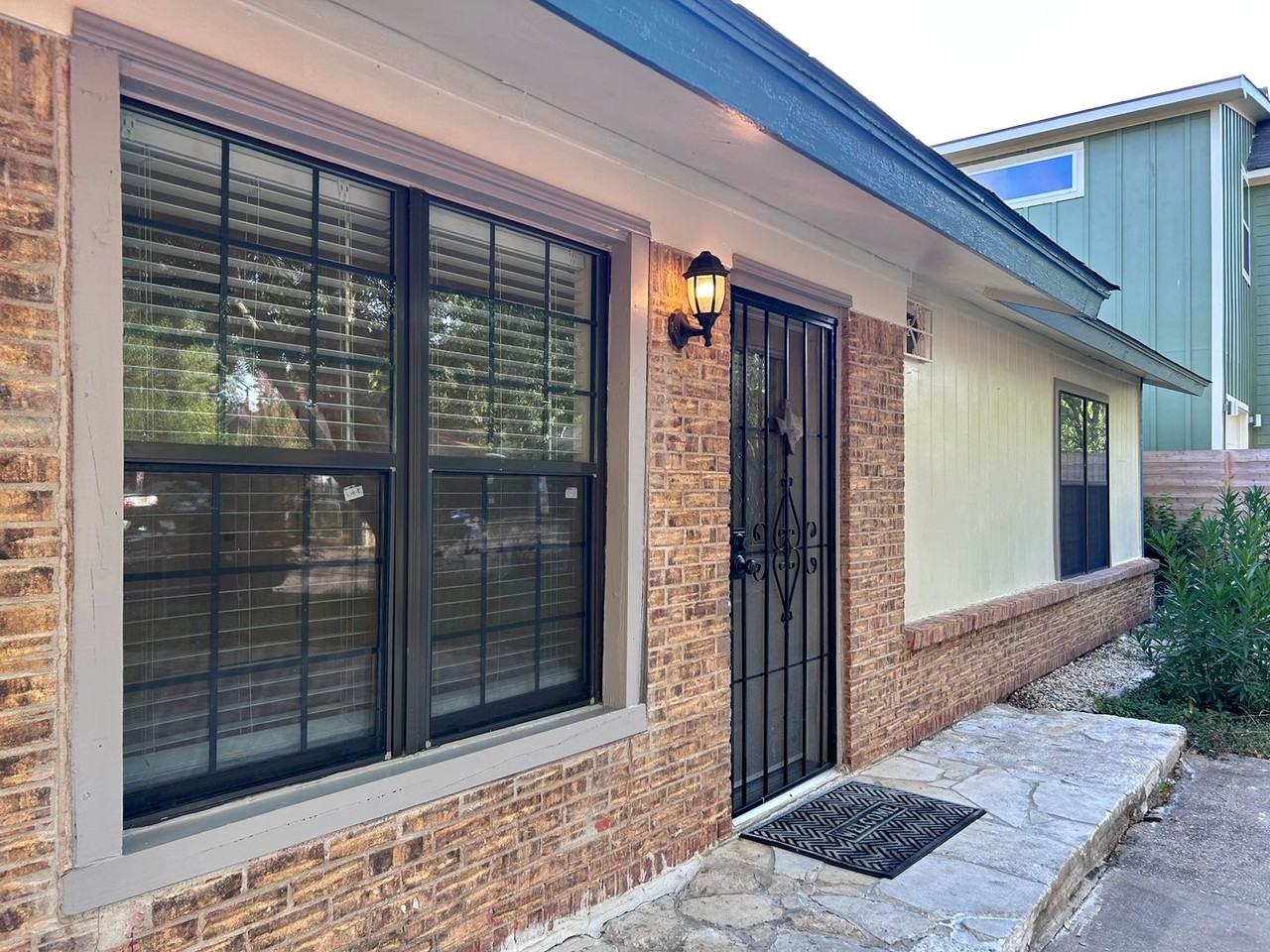 6200 Palm Cir - Photo 2 of 18