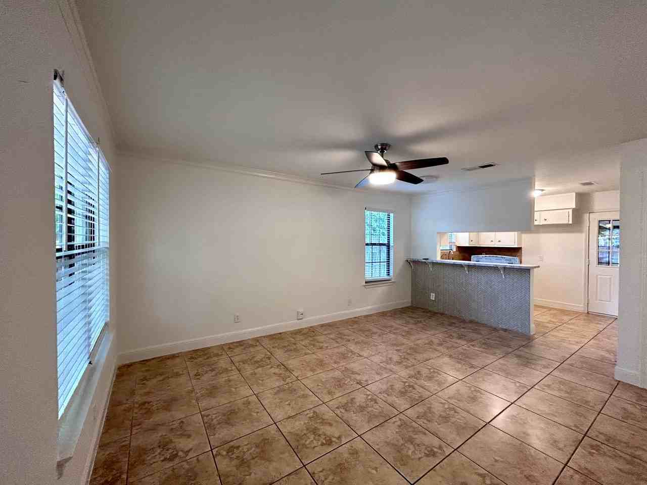 6200 Palm Cir - Photo 4 of 18