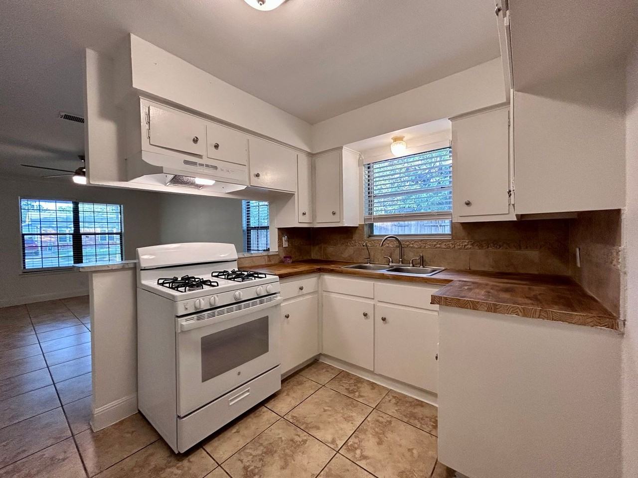 6200 Palm Cir - Photo 3 of 18