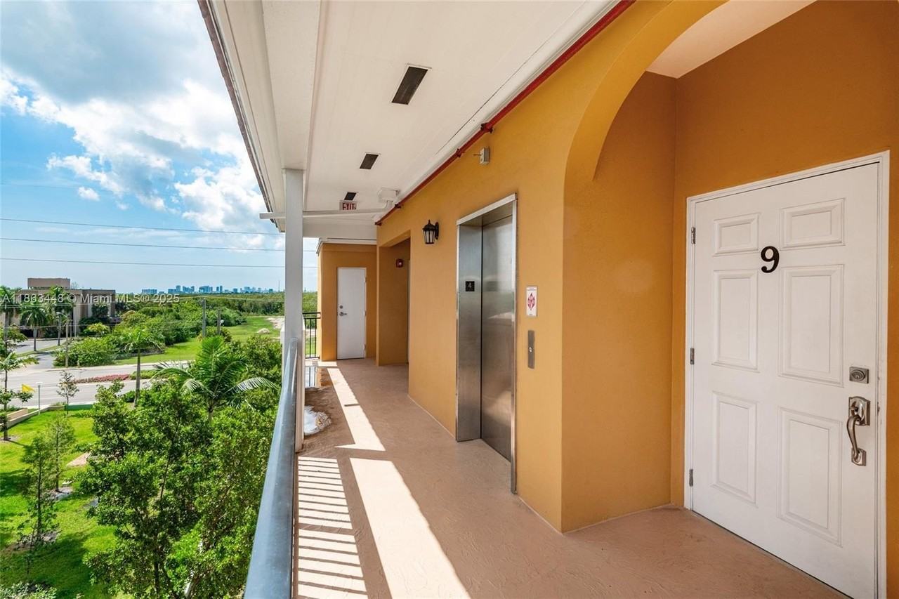 555 E Dania Beach Blvd #9 - Photo 5 of 35