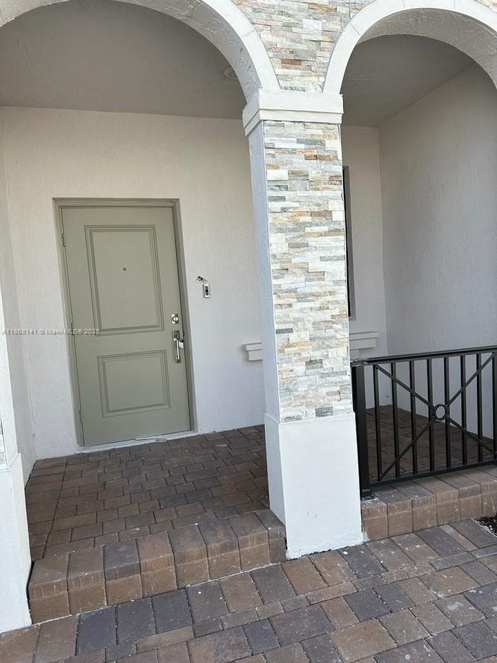 11926 Sw 245th Ter - Photo 3 of 43