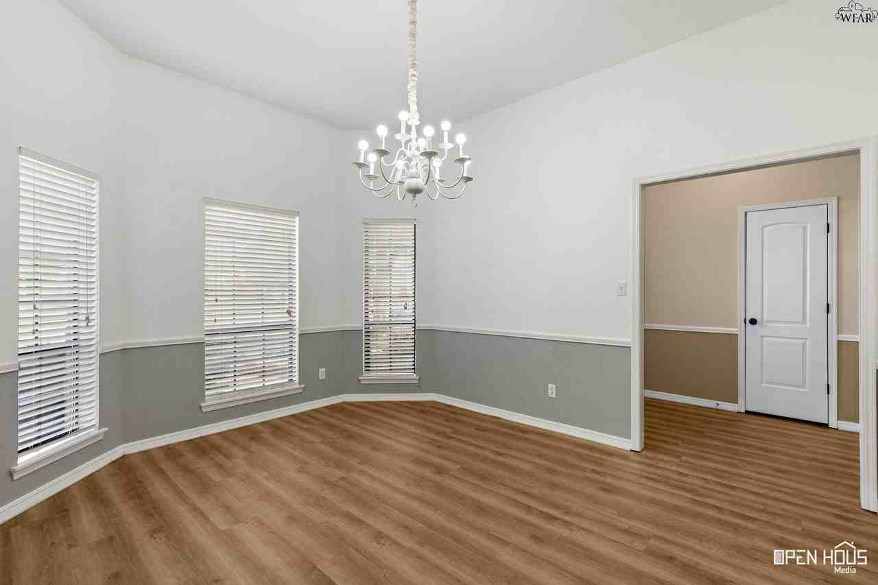 4708 Stansbury Ln - Photo 6 of 30