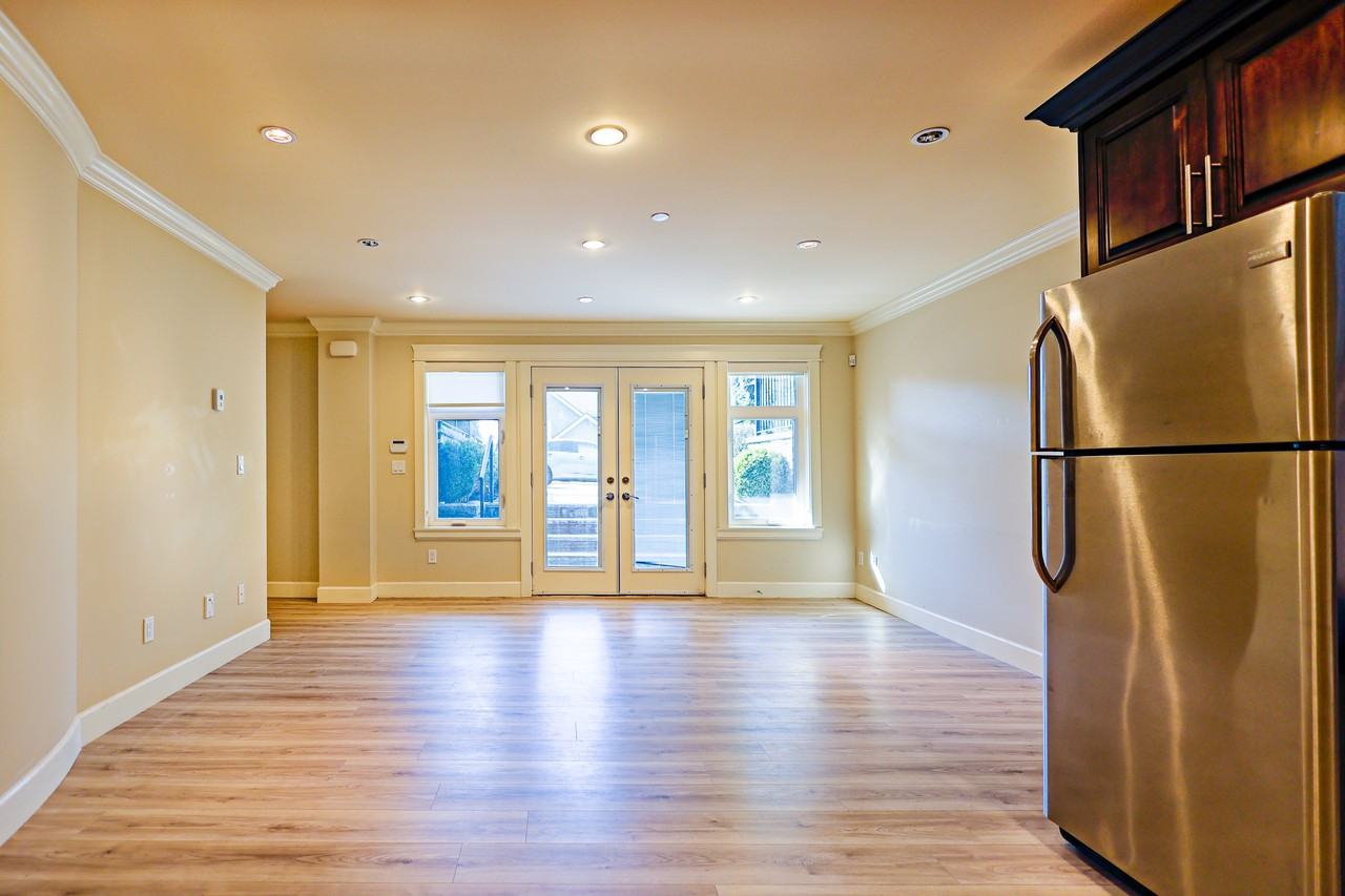1165 Kings Avenue - Photo 5 of 18