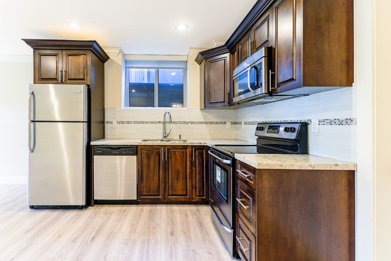 1165 Kings Avenue - Photo 6 of 18