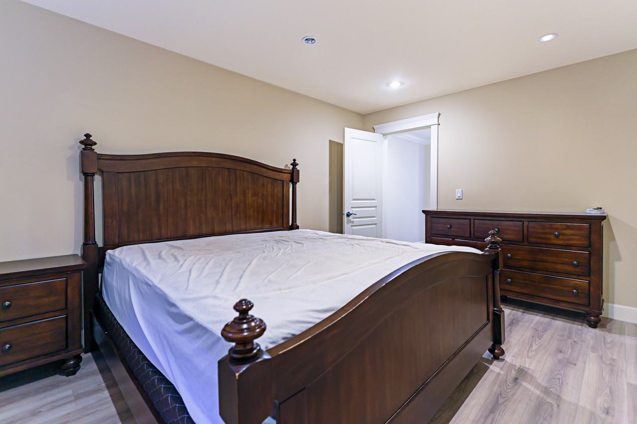 1165 Kings Avenue - Photo 7 of 18