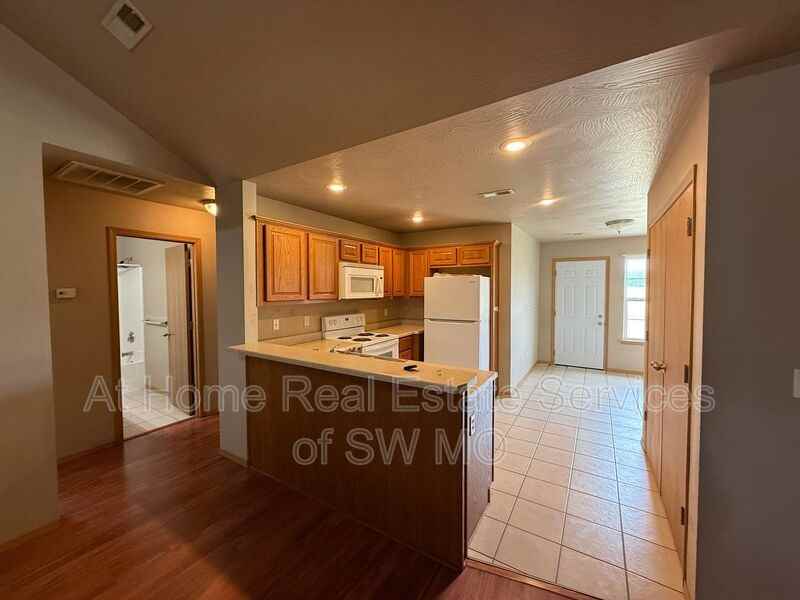 661 S Landen Ave - Photo 3 of 12