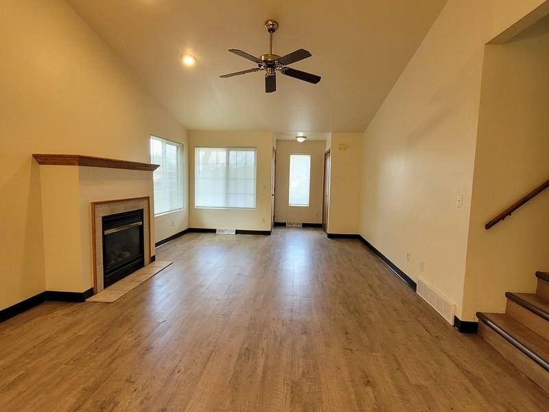 1021 Coggins Ct - Photo 2 of 3