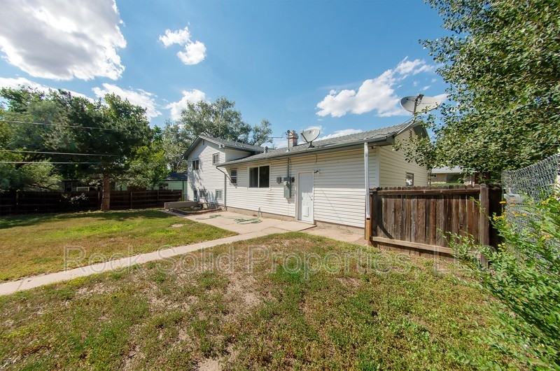 4507 E 10th St - Photo 5 of 33