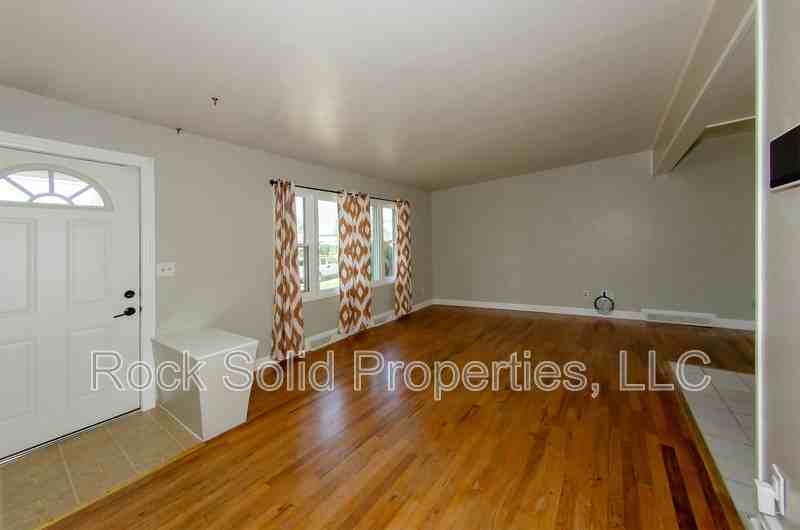 4507 E 10th St - Photo 7 of 33