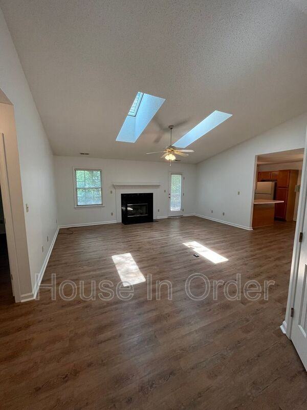108 Hyacinth Ln - Photo 4 of 12