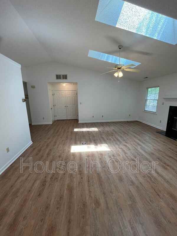 108 Hyacinth Ln - Photo 5 of 12