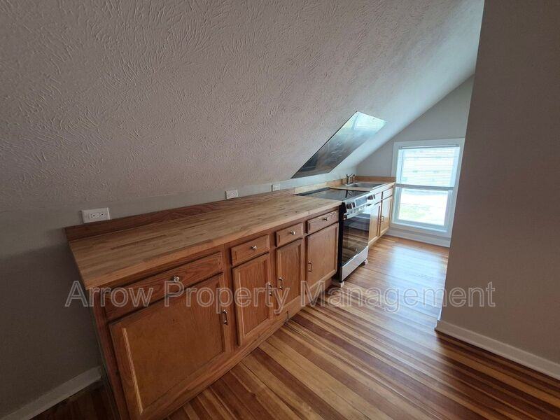 2727 P St #4 - Photo 6 of 12