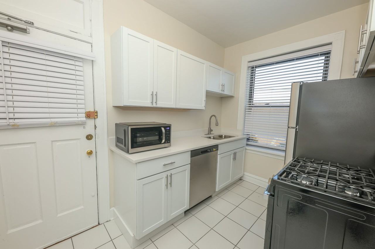 605 Hinman - Photo 4 of 30