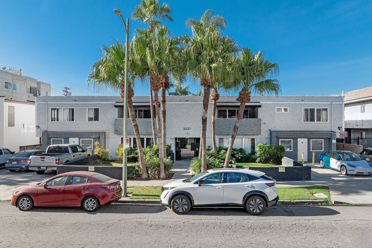 3537 Clarington Ave - Photo 5 of 9