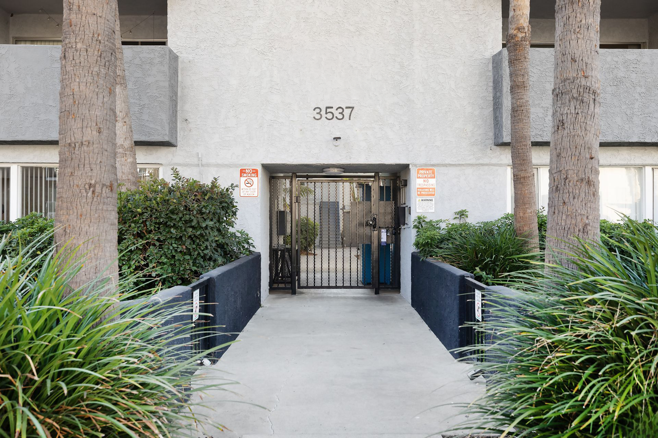 3537 Clarington Ave - Photo 6 of 9