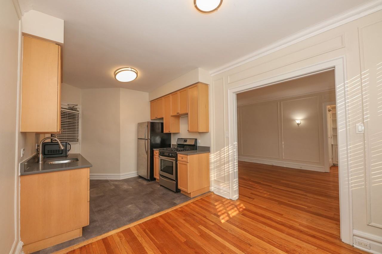 1000 Hinman - Photo 2 of 8