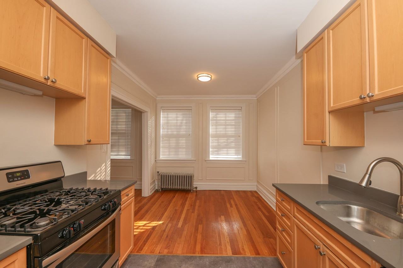 1000 Hinman - Photo 3 of 8