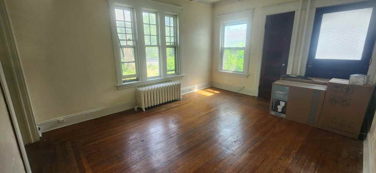 469 Ontario St - Photo 5 of 9