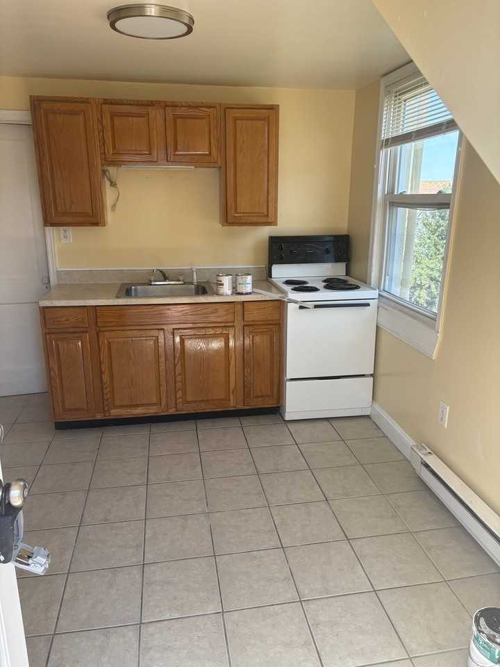 1208 Daniels Avenue - Photo 5 of 12