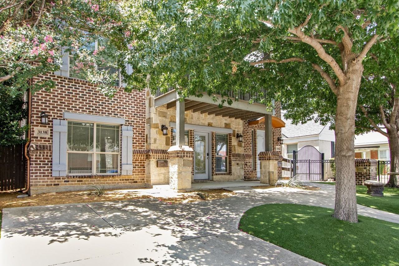 3138 Rogers Ave - Photo 4 of 30