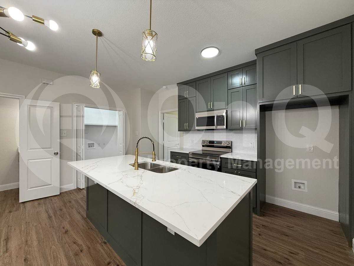 8003 W Elizabeth Ln - Photo 7 of 10