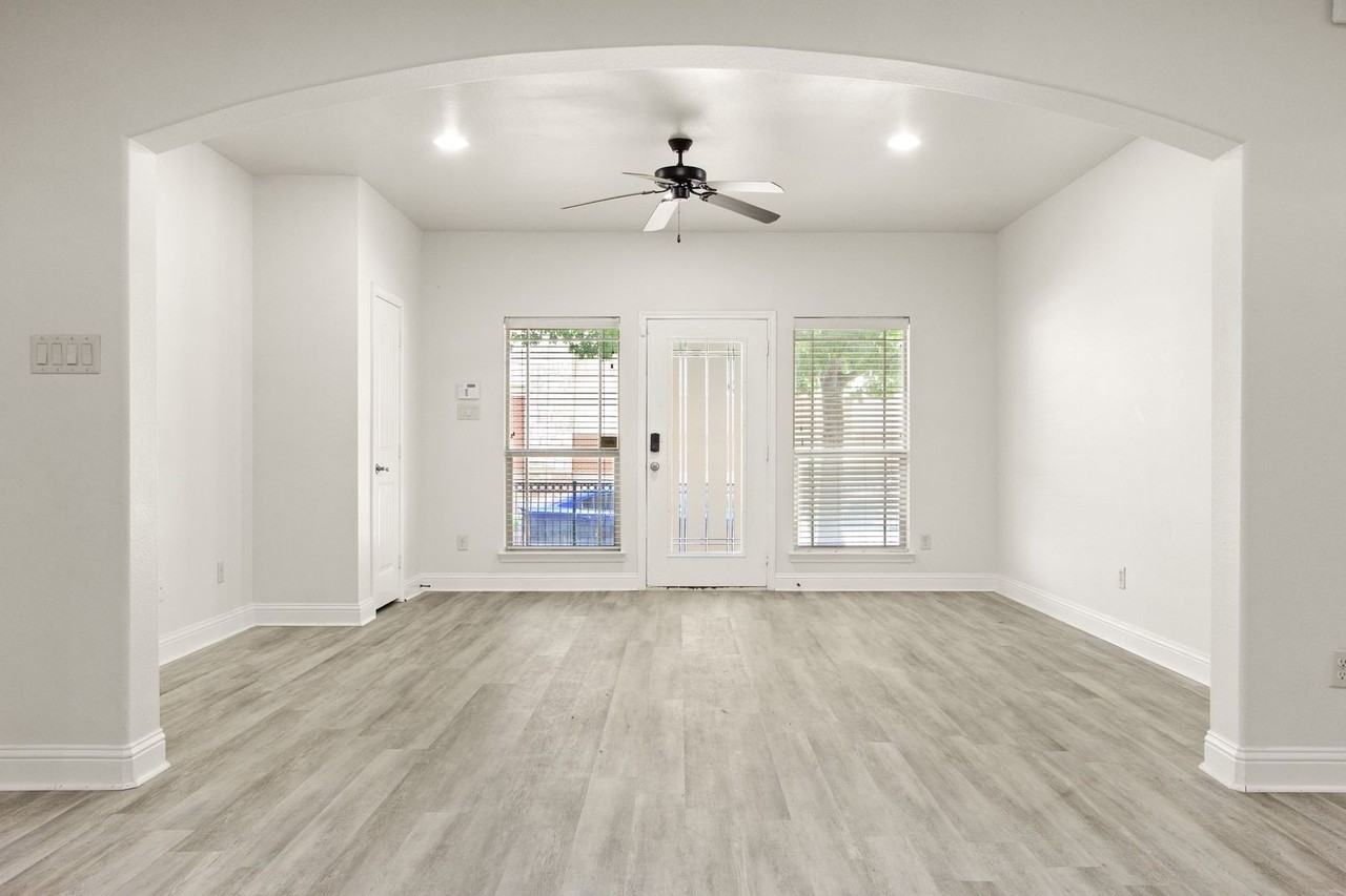 3122 Rogers Ave - Photo 4 of 23