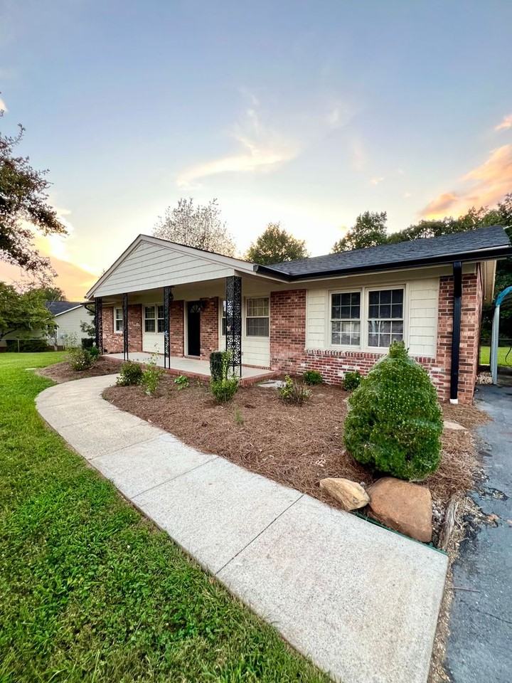 712 Lake Dr - Photo 2 of 33