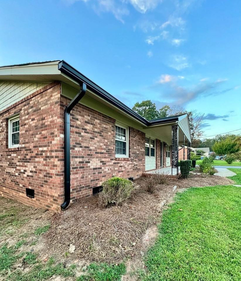 712 Lake Dr - Photo 3 of 33