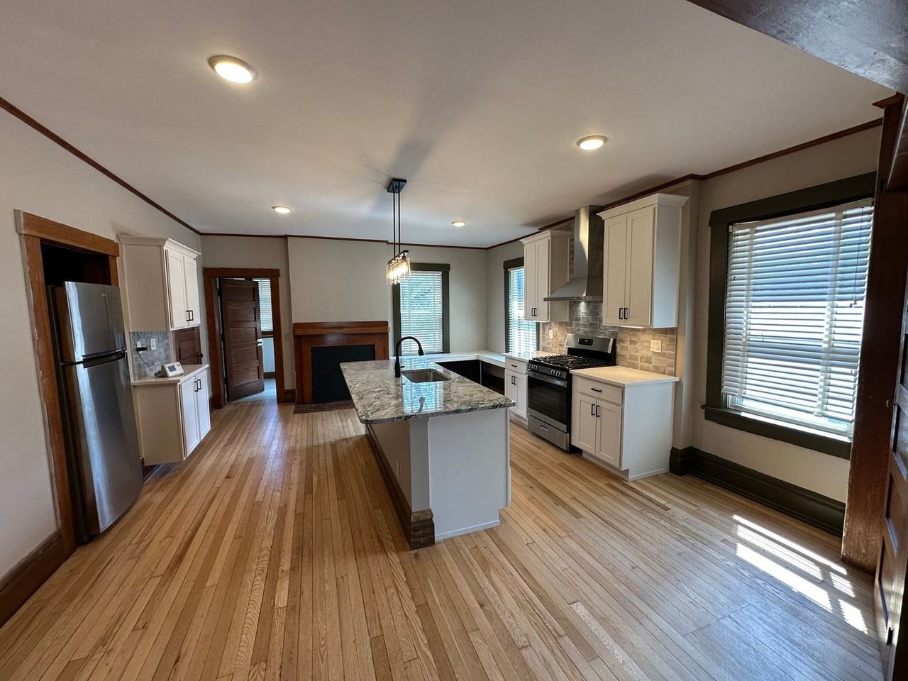 393 W 8th Ave - Photo 6 of 28