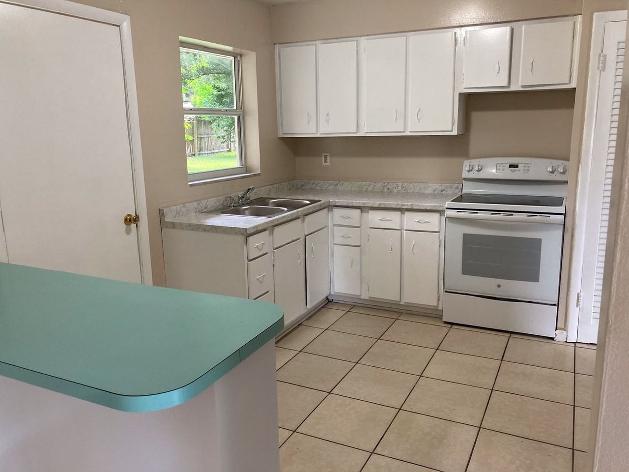 583 East Normandy Boulevard - Photo 7 of 8