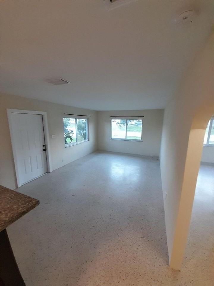 145 Sw 8th Ave - Photo 3 of 9