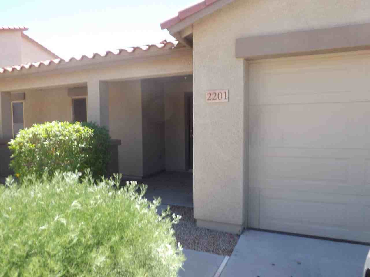 2201 E Yuma Ave - Photo 2 of 14